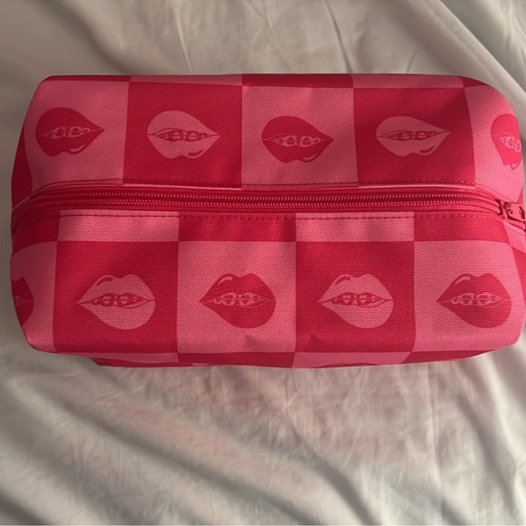 BRAND NEW BENEFIT MAKEUP BAG - Picture 3 of 4